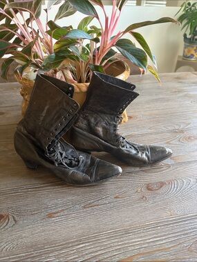 Antique Krohn Fechheiner &Co. Red Cross nursing boots 1896-1920